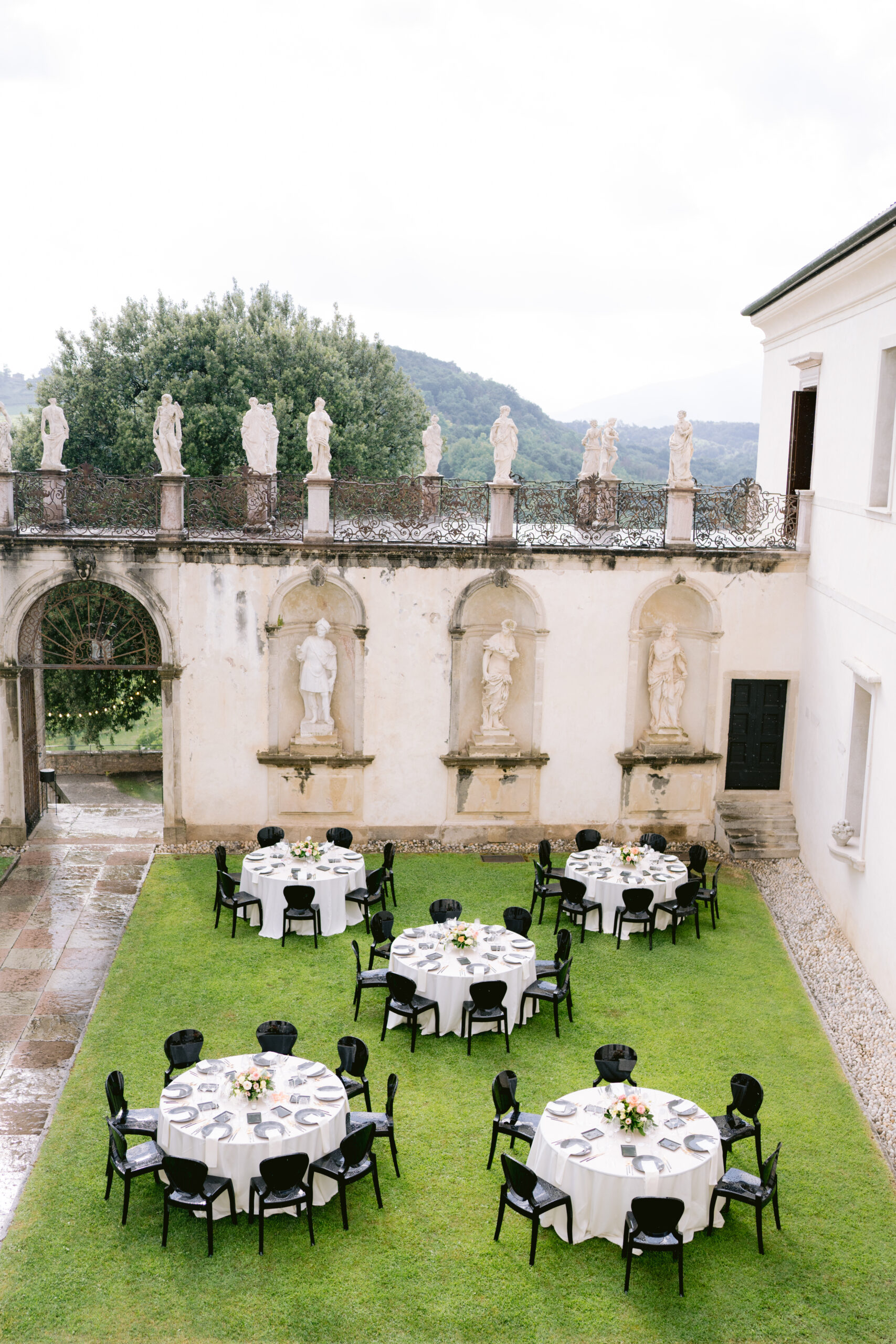 My Wedding in Veneto, Italian wedding planner wedding dinner outside in historic Venice venue