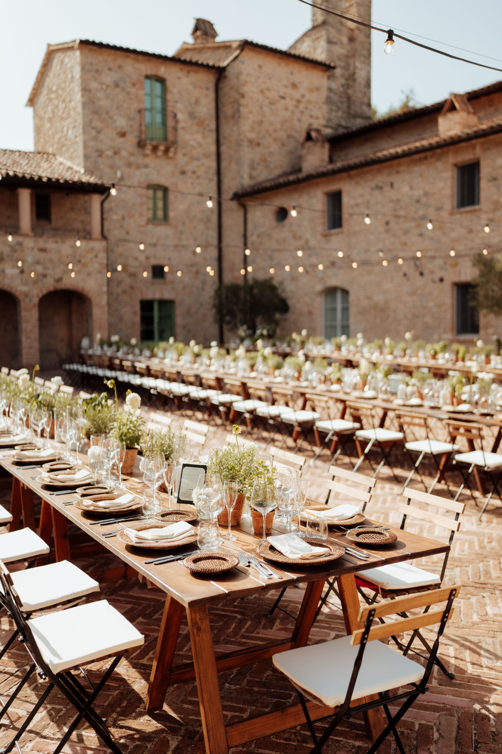 Noemi Wedding, Italian wedding planner wedding dinner in a Tuscan courtyard