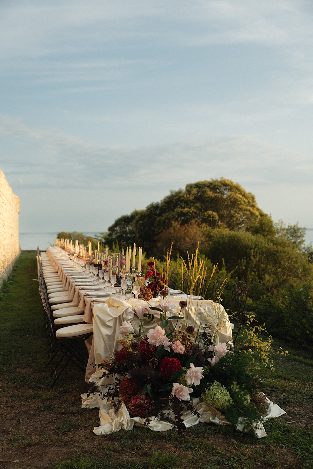 Oltre Studio, Italian wedding planner dining outside under the stars