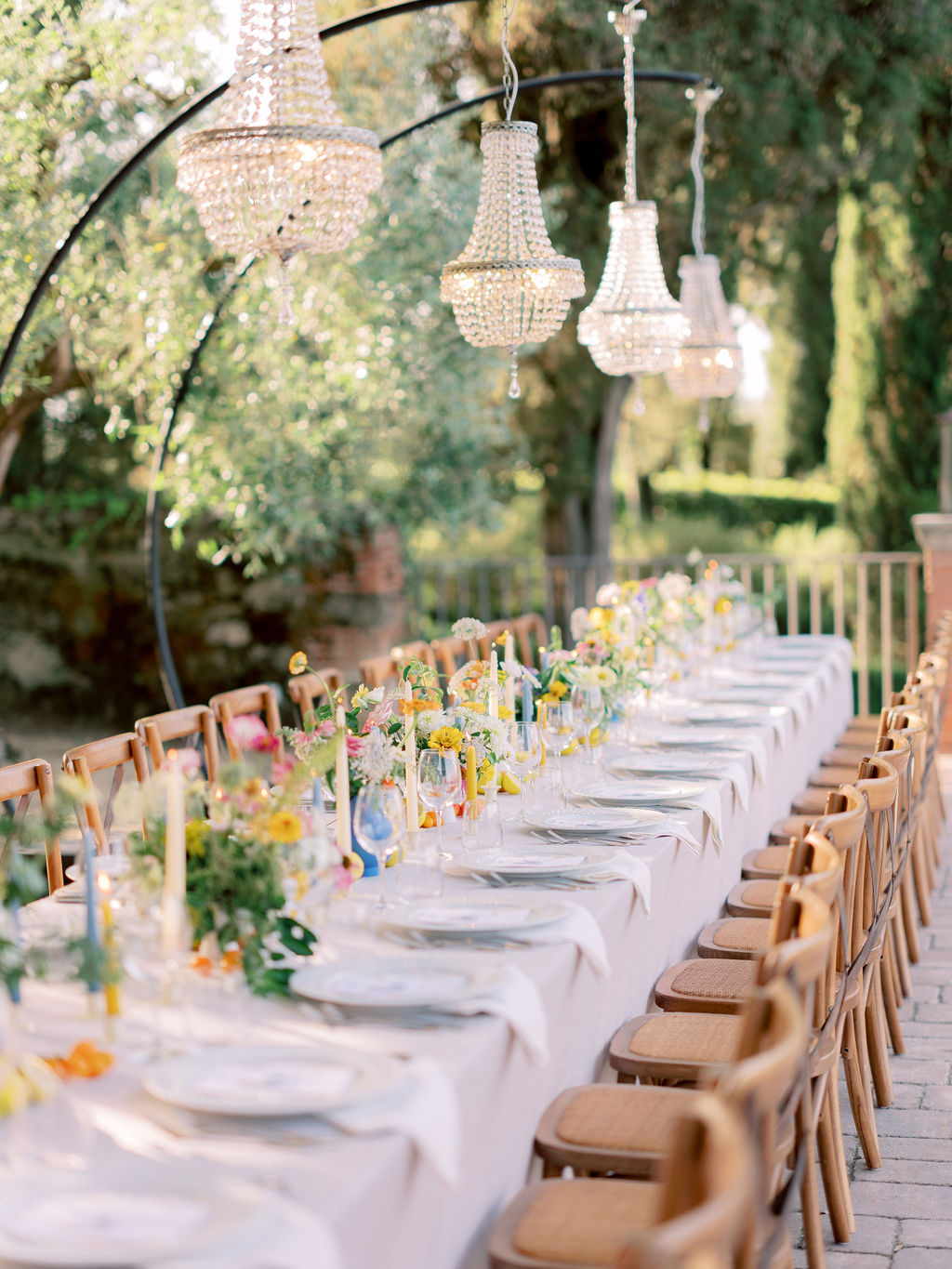 Righe e Pois, Italian wedding planner sustainable weddings table under the trees Tuscany