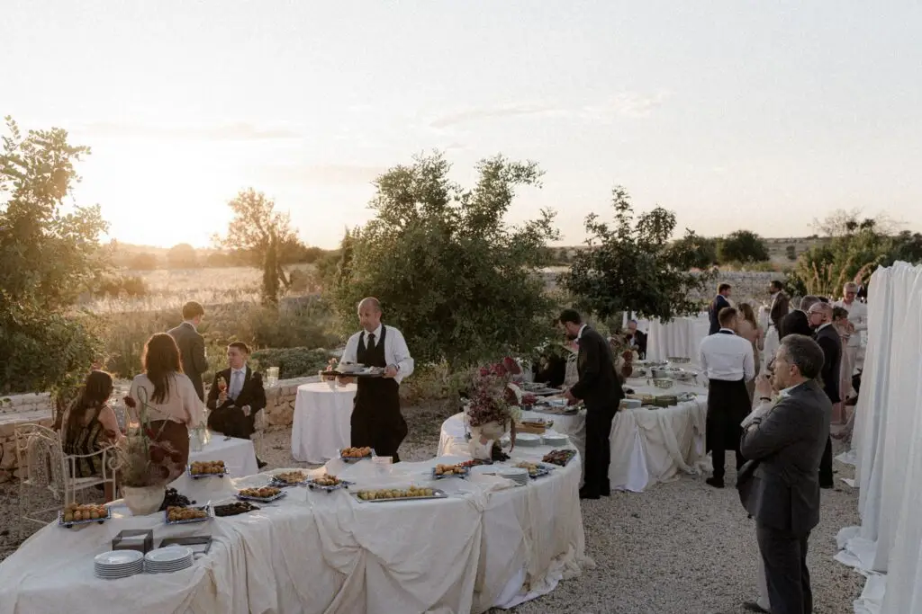 Serpentine table for aperitif with drapery by Alfio Flowers and Pangiunìa wedding