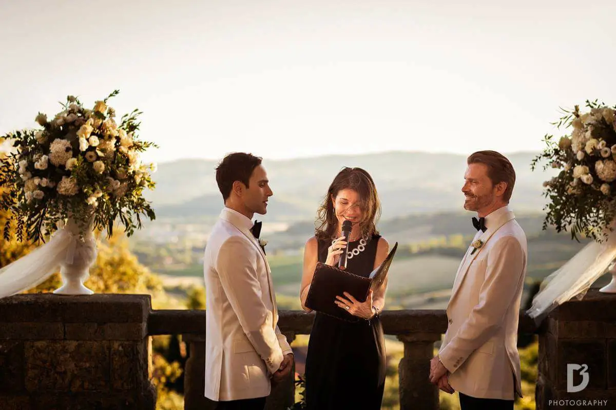 Italian Wedding Celebrants, multilingual same-sex couple in the Tuscan countryside