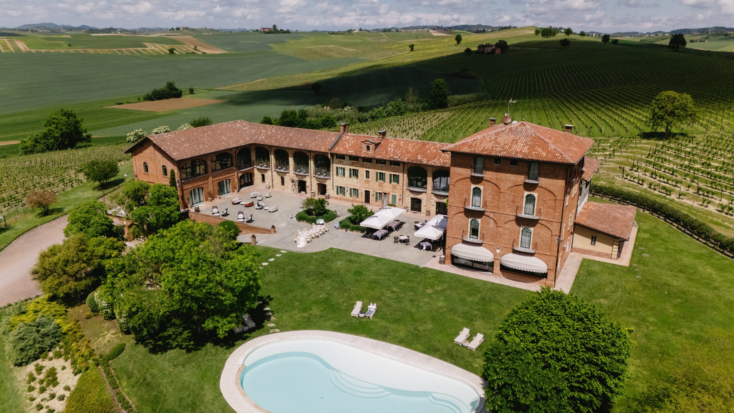 tenuta_montemagno_relais_&wines_piedmont_wedding_venue6a8da2119894abaf0de6a97e_DJI_20250508131013_0054_D